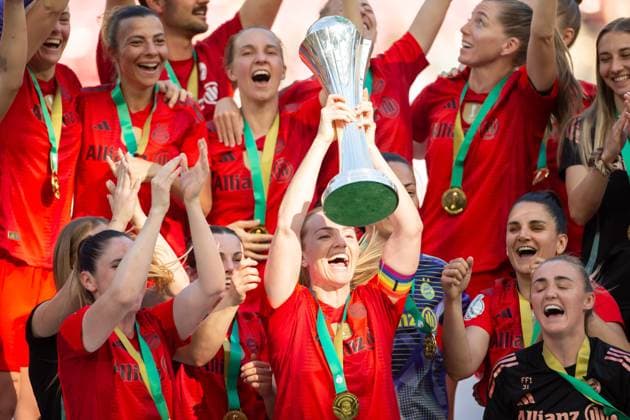 Glodis Perla Viggosdottir (FC Bayern Muenchen) hebt den Pokal waehrend des DFB Pokalfinales der Frauen zwischen FC Bayern Muenchen und Werder Bremen, Rhein-Energie-Stadion am 01. May 2025 in Köln, Deutschland. (Foto von Mario Hommes DeFodi Images) +++ Glodis Perla Viggosdottir (FC Bayern Muenchen) lifts the cup during the DFB Women s Cup Final match between FC Bayern Muenchen and Werder Bremen at Rhein-Energie-Stadion on May 1, 2025 in Cologne, Germany. (Photo by Mario Hommes DeFodi Images) DFB DFL REGULATIONS PROHIBIT ANY USE OF PHOTOGRAPHS AS IMAGE SEQUENCES AND OR QUASI-VIDEO. (Photo by Mario Hommes DeFodi Images)