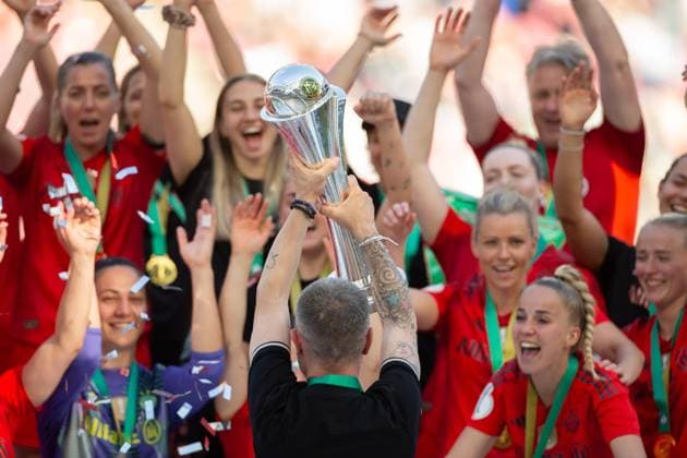 Trainer Alexander Straus (FC Bayern Muenchen) hebt den Pokal waehrend des DFB Pokalfinales der Frauen zwischen FC Bayern Muenchen und Werder Bremen, Rhein-Energie-Stadion am 01. May 2025 in Köln, Deutschland. (Foto von Mario Hommes DeFodi Images) +++ Trainer Alexander Straus (FC Bayern Muenchen) lifts the cup during the DFB Women s Cup Final match between FC Bayern Muenchen and Werder Bremen at Rhein-Energie-Stadion on May 1, 2025 in Cologne, Germany. (Photo by Mario Hommes DeFodi Images) DFB DFL REGULATIONS PROHIBIT ANY USE OF PHOTOGRAPHS AS IMAGE SEQUENCES AND OR QUASI-VIDEO. (Photo by Mario Hommes DeFodi Images)