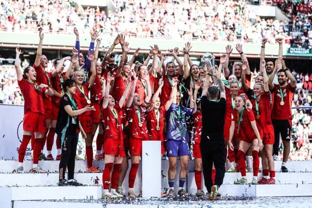 Fussball, DFB-Pokal der Frauen Saison 2024 2025 Finale FC Bayern München - SV Werder Bremen 01.05.2025, RheinEnergieSTADION Die FC Bayern München Frauen sind DFB Pokalsieger 2025 Köln RheinEnergieSTADION Nordrhein-Westfalen Deutschland