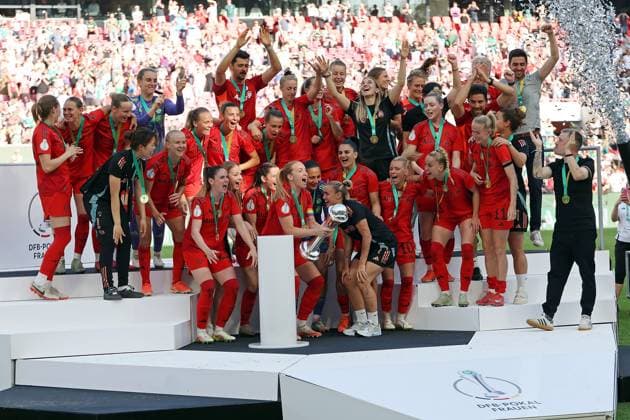 01.05.2025, xovx, Fußball Frauen DFB-Pokal Finale, FC Bayern München - SV Werder Bremen Die Spielerinnen des FC Bayern München bejubeln den Sieg des DFB-Pokals 2024(2025 Köln Rhein-Energie-Stadion Nordrhein-Westfalen Deutschland (DE)