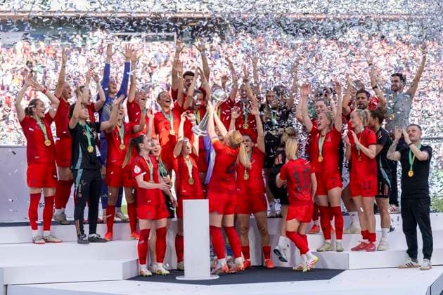 01.05.2025: FC Bayern München - SV Werder Bremen, DFB Pokal Frauen, Saison 2024 2025, Finale, im RheinEnergie Stadion in Köln. Münchens Spielerinnen jubeln bei der Pokalübergabe. Wichtiger Hinweis: Gemaess den Vorgaben der DFL Deutsche Fussball Liga bzw. des DFB Deutscher Fussball-Bund ist es untersagt, in dem Stadion und oder vom Spiel angefertigte Fotoaufnahmen in Form von Sequenzbildern und oder videoaehnlichen Fotostrecken zu verwerten bzw. verwerten zu lassen. Copyright: xDavidxInderliedx