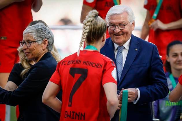 45. DFB-Pokal Finale der Frauen: FC Bayern München - SV Werder Bremen, 01.05.2025 Der Bundespräsident Frank-Walter Steinmeier übergibt Giulia Gwinn (FC Bayern München, 7) die Siegerinnen-Medaille; 45.? ?DFB-Pokal Finale der Frauen: FC Bayern München - SV Werder Bremen am 01.05.2025 im RheinEnergie-Stadion in Köln (Nordrhein-Westfalen). DFL REGULATIONS PROHIBIT ANY USE OF PHOTOGRAPHS AS IMAGE SEQUENCES AND OR QUASI-VIDEO. Copyright: xBEAUTIFULxSPORTS AxelxKohringx