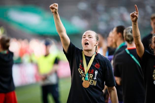 45. DFB-Pokal Finale der Frauen: FC Bayern München - SV Werder Bremen, 01.05.2025 Magdalena Eriksson (FC Bayern München, 5) feiert den Pokalsieg mit den Fans; 45.? ?DFB-Pokal Finale der Frauen: FC Bayern München - SV Werder Bremen am 01.05.2025 im RheinEnergie-Stadion in Köln (Nordrhein-Westfalen). DFL REGULATIONS PROHIBIT ANY USE OF PHOTOGRAPHS AS IMAGE SEQUENCES AND OR QUASI-VIDEO. Copyright: xBEAUTIFULxSPORTS AxelxKohringx
