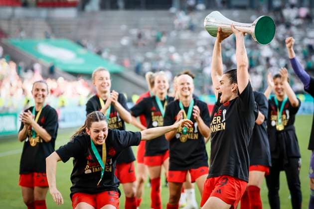 45. DFB-Pokal Finale der Frauen: FC Bayern München - SV Werder Bremen, 01.05.2025 Jovana Damnjanovic (FC Bayern München, 9) feiert den Pokalsieg mit den Fans; 45.? ?DFB-Pokal Finale der Frauen: FC Bayern München - SV Werder Bremen am 01.05.2025 im RheinEnergie-Stadion in Köln (Nordrhein-Westfalen). DFL REGULATIONS PROHIBIT ANY USE OF PHOTOGRAPHS AS IMAGE SEQUENCES AND OR QUASI-VIDEO. Copyright: xBEAUTIFULxSPORTS AxelxKohringx