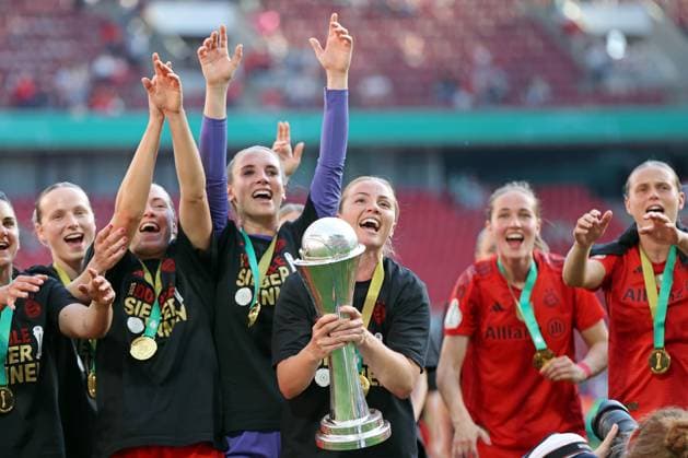 01.05.2025, xovx, Fußball Frauen DFB-Pokal Finale, FC Bayern München - SV Werder Bremen Die Spielerinnen des FC Bayern München bejubeln den Sieg des DFB-Pokals 2024(2025 Köln Rhein-Energie-Stadion Nordrhein-Westfalen Deutschland (DE)