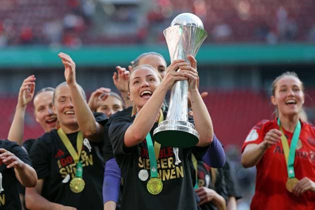 01.05.2025, xovx, Fußball Frauen DFB-Pokal Finale, FC Bayern München - SV Werder Bremen Die Spielerinnen des FC Bayern München bejubeln den Sieg des DFB-Pokals 2024(2025 Köln Rhein-Energie-Stadion Nordrhein-Westfalen Deutschland (DE)