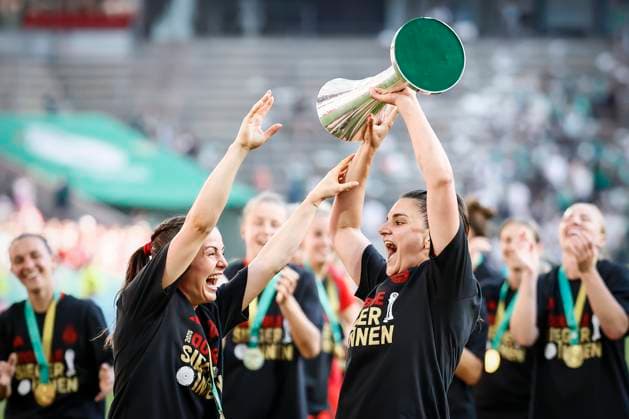 45. DFB-Pokal Finale der Frauen: FC Bayern München - SV Werder Bremen, 01.05.2025 Jovana Damnjanovic (FC Bayern München, 9) feiert den Pokalsieg mit den Fans; 45.? ?DFB-Pokal Finale der Frauen: FC Bayern München - SV Werder Bremen am 01.05.2025 im RheinEnergie-Stadion in Köln (Nordrhein-Westfalen). DFL REGULATIONS PROHIBIT ANY USE OF PHOTOGRAPHS AS IMAGE SEQUENCES AND OR QUASI-VIDEO. Copyright: xBEAUTIFULxSPORTS AxelxKohringx