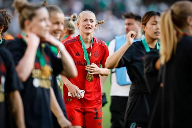 Sport Bilder des Tages 45. DFB-Pokal Finale der Frauen: FC Bayern München - SV Werder Bremen, 01.05.2025 Lea Schüller (FC Bayern München, 11) feiert mit den Spielerinnen des FC Bayern München; 45.? ?DFB-Pokal Finale der Frauen: FC Bayern München - SV Werder Bremen am 01.05.2025 im RheinEnergie-Stadion in Köln (Nordrhein-Westfalen). DFL REGULATIONS PROHIBIT ANY USE OF PHOTOGRAPHS AS IMAGE SEQUENCES AND OR QUASI-VIDEO. Copyright: xBEAUTIFULxSPORTS AxelxKohringx