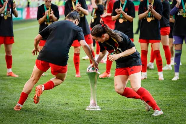 45. DFB-Pokal Finale der Frauen: FC Bayern München - SV Werder Bremen, 01.05.2025 Der FC Bayern München feiert den Pokalsieg mit den Fans; 45.? ?DFB-Pokal Finale der Frauen: FC Bayern München - SV Werder Bremen am 01.05.2025 im RheinEnergie-Stadion in Köln (Nordrhein-Westfalen). DFL REGULATIONS PROHIBIT ANY USE OF PHOTOGRAPHS AS IMAGE SEQUENCES AND OR QUASI-VIDEO. Copyright: xBEAUTIFULxSPORTS AxelxKohringx