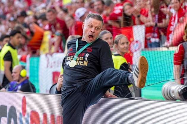 01.05.2025: FC Bayern München - SV Werder Bremen, DFB Pokal Frauen, Saison 2024 2025, Finale, im RheinEnergie Stadion in Köln. Münchens Trainer Alexander Straus geht zu den Fans. Wichtiger Hinweis: Gemaess den Vorgaben der DFL Deutsche Fussball Liga bzw. des DFB Deutscher Fussball-Bund ist es untersagt, in dem Stadion und oder vom Spiel angefertigte Fotoaufnahmen in Form von Sequenzbildern und oder videoaehnlichen Fotostrecken zu verwerten bzw. verwerten zu lassen. Copyright: xDavidxInderliedx