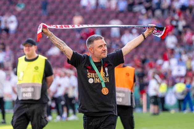 01.05.2025: FC Bayern München - SV Werder Bremen, DFB Pokal Frauen, Saison 2024 2025, Finale, im RheinEnergie Stadion in Köln. Münchens Trainer Alexander Straus feiert mit Fanschal. Wichtiger Hinweis: Gemaess den Vorgaben der DFL Deutsche Fussball Liga bzw. des DFB Deutscher Fussball-Bund ist es untersagt, in dem Stadion und oder vom Spiel angefertigte Fotoaufnahmen in Form von Sequenzbildern und oder videoaehnlichen Fotostrecken zu verwerten bzw. verwerten zu lassen. Copyright: xDavidxInderliedx