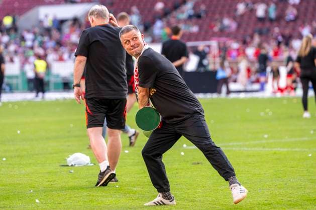 01.05.2025: FC Bayern München - SV Werder Bremen, DFB Pokal Frauen, Saison 2024 2025, Finale, im RheinEnergie Stadion in Köln. Münchens Trainer Alexander Straus feiert mit Pokal. Wichtiger Hinweis: Gemaess den Vorgaben der DFL Deutsche Fussball Liga bzw. des DFB Deutscher Fussball-Bund ist es untersagt, in dem Stadion und oder vom Spiel angefertigte Fotoaufnahmen in Form von Sequenzbildern und oder videoaehnlichen Fotostrecken zu verwerten bzw. verwerten zu lassen. Copyright: xDavidxInderliedx