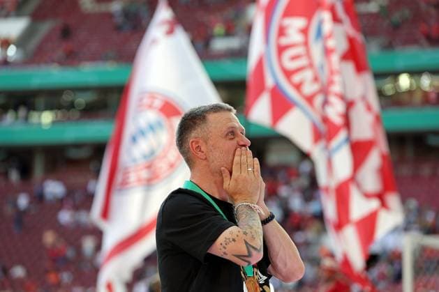 01.05.2025, xovx, Fußball Frauen DFB-Pokal Finale, FC Bayern München - SV Werder Bremen Trainer Alexander Straus (FC Bayern München) bejubelt mit den Fans von Eintracht Frankfurt den Sieg des DFB-Pokals der Frauen Köln Rhein-Energie-Stadion Nordrhein-Westfalen Deutschland (DE)