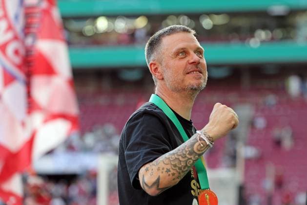 01.05.2025, xovx, Fußball Frauen DFB-Pokal Finale, FC Bayern München - SV Werder Bremen Trainer Alexander Straus (FC Bayern München) bejubelt mit den Fans von Eintracht Frankfurt den Sieg des DFB-Pokals der Frauen Köln Rhein-Energie-Stadion Nordrhein-Westfalen Deutschland (DE)