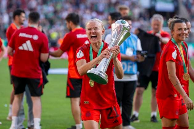 01.05.2025: FC Bayern München - SV Werder Bremen, DFB Pokal Frauen, Saison 2024 2025, Finale, im RheinEnergie Stadion in Köln. Münchens Pernille Harder jubelt mit Pokal Wichtiger Hinweis: Gemaess den Vorgaben der DFL Deutsche Fussball Liga bzw. des DFB Deutscher Fussball-Bund ist es untersagt, in dem Stadion und oder vom Spiel angefertigte Fotoaufnahmen in Form von Sequenzbildern und oder videoaehnlichen Fotostrecken zu verwerten bzw. verwerten zu lassen. Copyright: xDavidxInderliedx