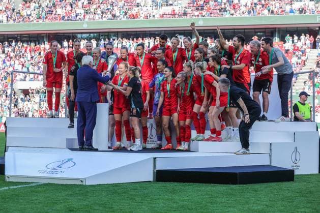 Fußball DFB Pokal Frauen Finale FC Bayern München - SV Werder Bremen am 01.05.2025 im RheinEnergieStadion in Köln Frank-Walter Steinmeier ( Bundespräsident ) übergibt den Pokal an München DFB regulations prohibit any use of photographs as image sequences and or quasi-video.