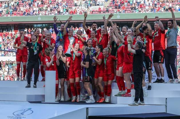 Fußball DFB Pokal Frauen Finale FC Bayern München - SV Werder Bremen am 01.05.2025 im RheinEnergieStadion in Köln München feiert den Sieg den Gewinn des DFB Pokals DFB regulations prohibit any use of photographs as image sequences and or quasi-video.