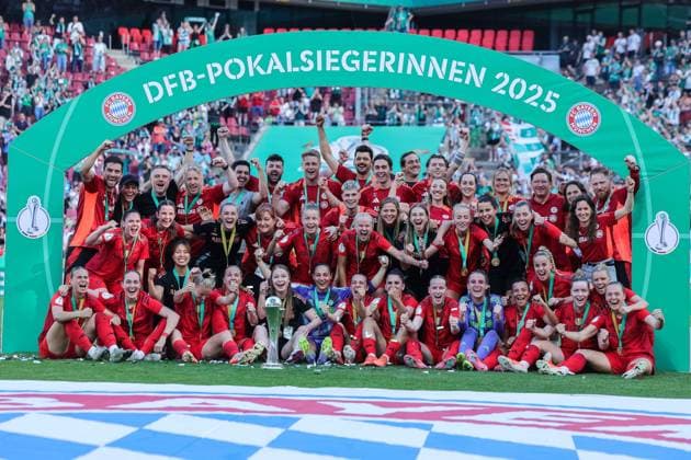 Fußball DFB Pokal Frauen Finale FC Bayern München - SV Werder Bremen am 01.05.2025 im RheinEnergieStadion in Köln Siegerfoto München DFB regulations prohibit any use of photographs as image sequences and or quasi-video.