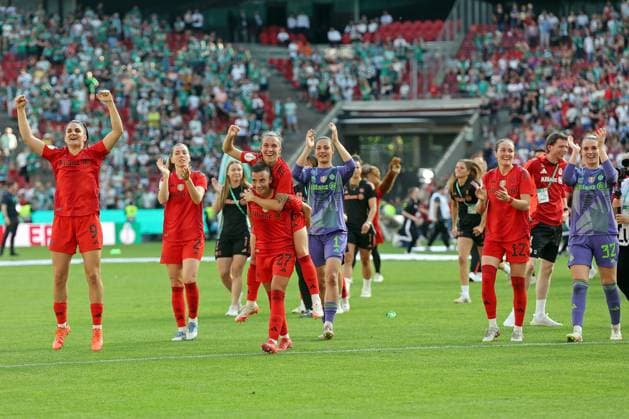 01.05.2025, xovx, Fußball Frauen DFB-Pokal Finale, FC Bayern München - SV Werder Bremen Die Spielerinnen des FC Bayern München bejubelt den 4:2 Sieg gegen den SV Werder Bremen und den Gewinn des DFB-Pokals 2024 2025 Köln Rhein-Energie-Stadion Nordrhein-Westfalen Deutschland (DE)