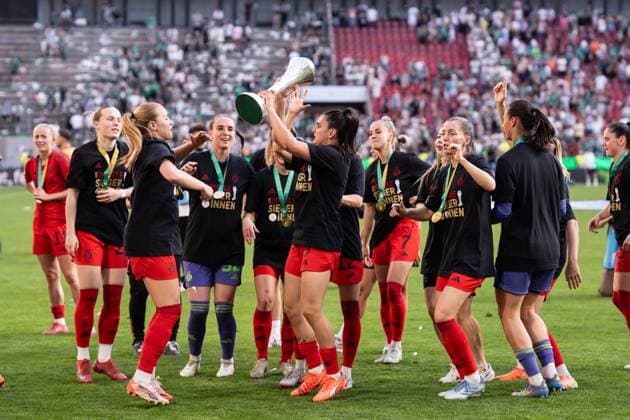 GER, DFB Pokal Finale Frauen, FC Bayern - Werder Bremen 01.05.2025, RheinEnergieSTADION, Köln, GER, DFB Pokal Finale Frauen, FC Bayern - Werder Bremen im Bild: Pokal Sieger 2025, FC Bayern München, Spielerinnen von FC Bayern München feiern mit Pokal