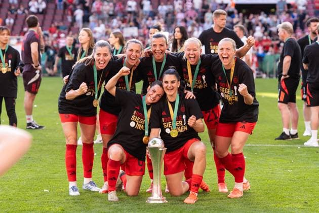 GER, DFB Pokal Finale Frauen, FC Bayern - Werder Bremen 01.05.2025, RheinEnergieSTADION, Köln, GER, DFB Pokal Finale Frauen, FC Bayern - Werder Bremen im Bild: Pokal Sieger 2025, FC Bayern München, Pernille Harder (FC Bayern München, 21) Sarah Zadrazil (FC Bayern München, 25) Tuva Hansen (FC Bayern München, 6)