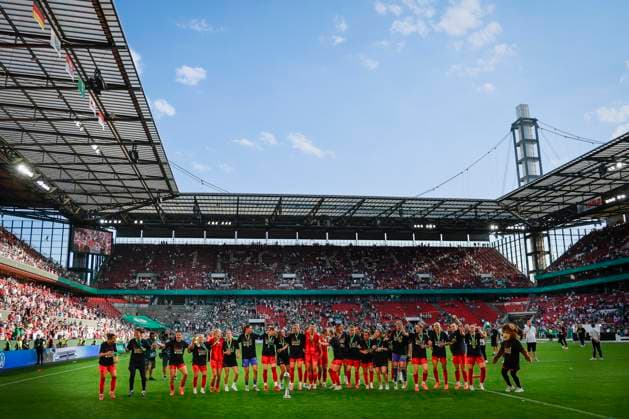 Sport Bilder des Tages 45. DFB-Pokal Finale der Frauen: FC Bayern München - SV Werder Bremen, 01.05.2025 Der FC Bayern München feiert den Pokalsieg mit den Fans; 45.? ?DFB-Pokal Finale der Frauen: FC Bayern München - SV Werder Bremen am 01.05.2025 im RheinEnergie-Stadion in Köln (Nordrhein-Westfalen). DFL REGULATIONS PROHIBIT ANY USE OF PHOTOGRAPHS AS IMAGE SEQUENCES AND OR QUASI-VIDEO. Copyright: xBEAUTIFULxSPORTS AxelxKohringx