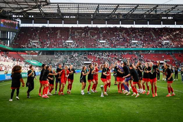 45. DFB-Pokal Finale der Frauen: FC Bayern München - SV Werder Bremen, 01.05.2025 Der FC Bayern München feiert den Pokalsieg mit den Fans; 45.? ?DFB-Pokal Finale der Frauen: FC Bayern München - SV Werder Bremen am 01.05.2025 im RheinEnergie-Stadion in Köln (Nordrhein-Westfalen). DFL REGULATIONS PROHIBIT ANY USE OF PHOTOGRAPHS AS IMAGE SEQUENCES AND OR QUASI-VIDEO. Copyright: xBEAUTIFULxSPORTS AxelxKohringx