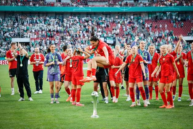 45. DFB-Pokal Finale der Frauen: FC Bayern München - SV Werder Bremen, 01.05.2025 Jovana Damnjanovic (FC Bayern München, 9) springt über den Pokal - Der FC Bayern München feiert den Pokalsieg mit den Fans; 45.? ?DFB-Pokal Finale der Frauen: FC Bayern München - SV Werder Bremen am 01.05.2025 im RheinEnergie-Stadion in Köln (Nordrhein-Westfalen). DFL REGULATIONS PROHIBIT ANY USE OF PHOTOGRAPHS AS IMAGE SEQUENCES AND OR QUASI-VIDEO. Copyright: xBEAUTIFULxSPORTS AxelxKohringx