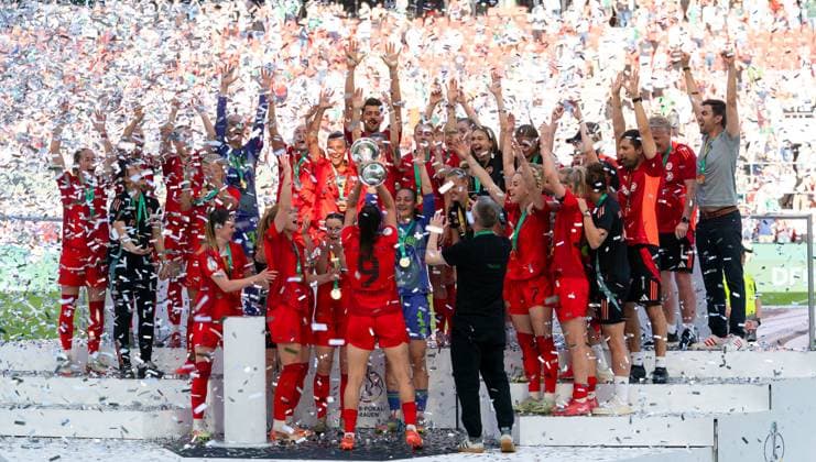 1.5..2025, Fußball, GER, Frauen, DFB-Pokal, Saison 2024 2025,Finale, FC Bayern München - SV Werder Bremen Die Mannschaft des FC Bayern München jubelt bei der Siegerehrung als neuer DFB-Pokalsieger. Köln RheinenergieSTADION Nordrhein-Westfalen Deutschland