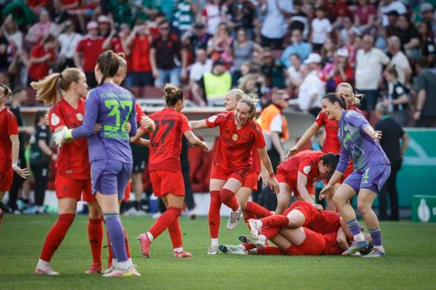 45. DFB-Pokal Finale der Frauen: FC Bayern München - SV Werder Bremen, 01.05.2025 Freude nach dem Schlusspfiff: die Spielerinnen des FC Bayern München lstürmen auf den Platz; 45.? ?DFB-Pokal Finale der Frauen: FC Bayern München - SV Werder Bremen am 01.05.2025 im RheinEnergie-Stadion in Köln (Nordrhein-Westfalen). DFL REGULATIONS PROHIBIT ANY USE OF PHOTOGRAPHS AS IMAGE SEQUENCES AND OR QUASI-VIDEO. Copyright: xBEAUTIFULxSPORTS AxelxKohringx