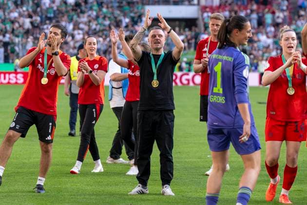 01.05.2025: FC Bayern München - SV Werder Bremen, DFB Pokal Frauen, Saison 2024 2025, Finale, im RheinEnergie Stadion in Köln. Münchens Trainer Alexander Straus feiert vor den Fans. Wichtiger Hinweis: Gemaess den Vorgaben der DFL Deutsche Fussball Liga bzw. des DFB Deutscher Fussball-Bund ist es untersagt, in dem Stadion und oder vom Spiel angefertigte Fotoaufnahmen in Form von Sequenzbildern und oder videoaehnlichen Fotostrecken zu verwerten bzw. verwerten zu lassen. Copyright: xDavidxInderliedx