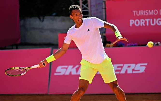Der Kanadier Felix Auger-Aliassime unterliegt im Achtelfinale der Estoril Open Estoril Open, ATP, Tennis Herren 175 Challenge Tour, 01-05-2025, Achtelfinale: Der an Position eins gesetzte Kanadier Felix AUGER-ALIASSIME unterliegt im Achtelfinale der Estoril Open dem Italiener Andrea Pellegrino. Estoril Estoril Tenis Club Lisbon Portugal