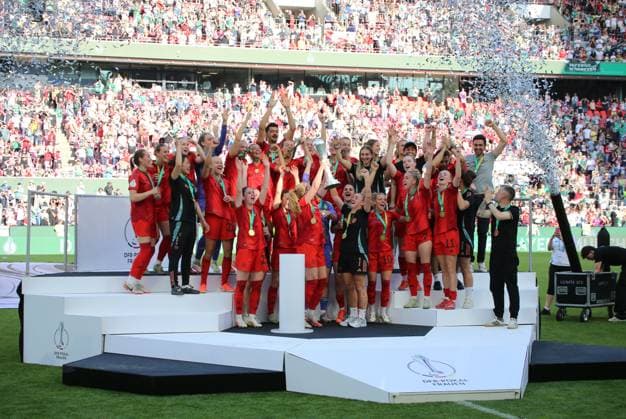 01.05.2025, xgrfx, Fussball DFB Pokalfinale der Frauen 2025, SV Werder Bremen - FC Bayern München v.l. Siegerehrung für den FC Bayern München nach dem DFB Pokalfinale. (FC Bayern München) (DFL DFB REGULATIONS PROHIBIT ANY USE OF PHOTOGRAPHS as IMAGE SEQUENCES and or QUASI-VIDEO) Köln