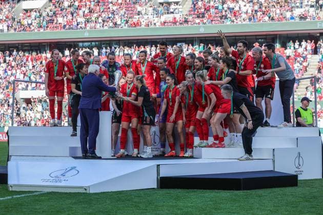 Fußball DFB Pokal Frauen Finale FC Bayern München - SV Werder Bremen am 01.05.2025 im RheinEnergieStadion in Köln Frank-Walter Steinmeier ( Bundespräsident ) übergibt den Pokal an München DFB regulations prohibit any use of photographs as image sequences and or quasi-video.