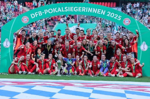 Fußball DFB Pokal Frauen Finale FC Bayern München - SV Werder Bremen am 01.05.2025 im RheinEnergieStadion in Köln Siegerfoto München DFB regulations prohibit any use of photographs as image sequences and or quasi-video.