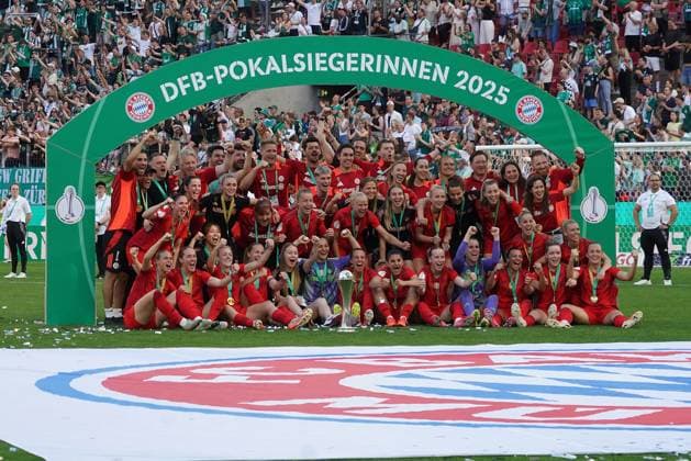 Frauen Fussball, DFB Pokal Finale der Frauen , FC Bayern München vs SV Werder Bremen 01.05.2025 , Rheinenergiestadion Köln Siegerehrung Sieger Team FC Bayern München