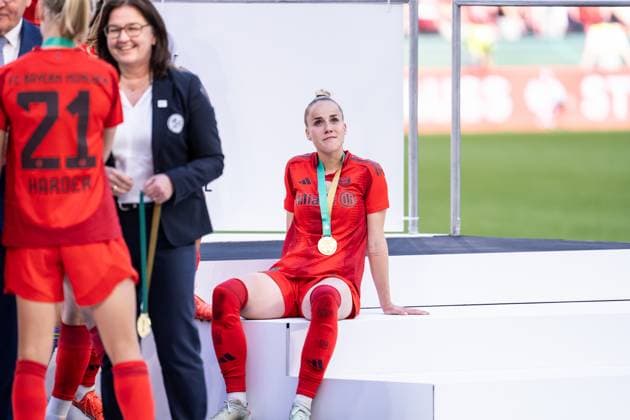 GER, DFB Pokal Finale Frauen, FC Bayern - Werder Bremen 01.05.2025, RheinEnergieSTADION, Köln, GER, DFB Pokal Finale Frauen, FC Bayern - Werder Bremen im Bild: Giulia Gwinn (FC Bayern München, 7) sitz mit der Medaille auf dem Podest