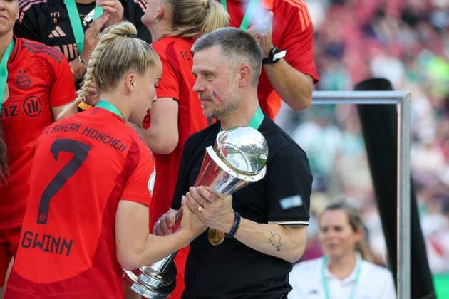 Giulia Gwinn 7 (FC Bayern Muenchen Frauen) uebergibt den DFB Pokal an Cheftrainer Alexander Straus (FC Bayern Muenchen Frauen), SV Werder Bremen vs. FC Bayern Frauen Muenchen, DFB-Pokal Finale, 01.05.25 DFB regulations prohibit any use of photographs as image sequences and or quasi-video. (kolbert-press) Koeln NRW Deutschland