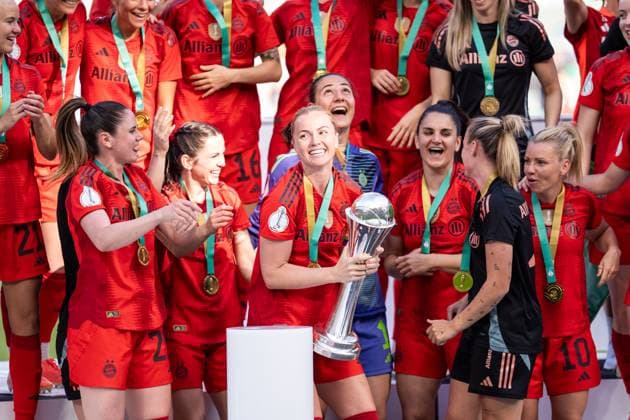 GER, DFB Pokal Finale Frauen, FC Bayern - Werder Bremen 01.05.2025, RheinEnergieSTADION, Köln, GER, DFB Pokal Finale Frauen, FC Bayern - Werder Bremen im Bild: Pokal Sieger 2025, FC Bayern München, jubeln mit Pokal