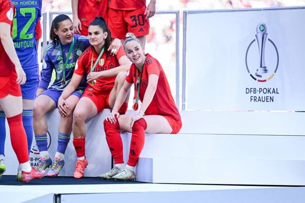 01.05.2025, Fussball, DFB Pokalfinale der Frauen, Saison 2024 2025, FC Bayern München - SV Werder Bremen, Maria Luisa Grohs (FC Bayern München), Jovana Damnjanovic (FC Bayern München), Giulia Gwinn (FC Bayern München) xRHR-FOTO TKx Copyright: RHR-FOTOx RHR-FOTO TK