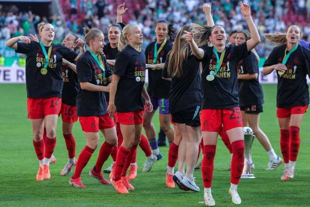 Fußball DFB Pokal Frauen Finale FC Bayern München - SV Werder Bremen am 01.05.2025 im RheinEnergieStadion in Köln München feiert, Sarah Zadrazil (München), vorne DFB regulations prohibit any use of photographs as image sequences and or quasi-video.