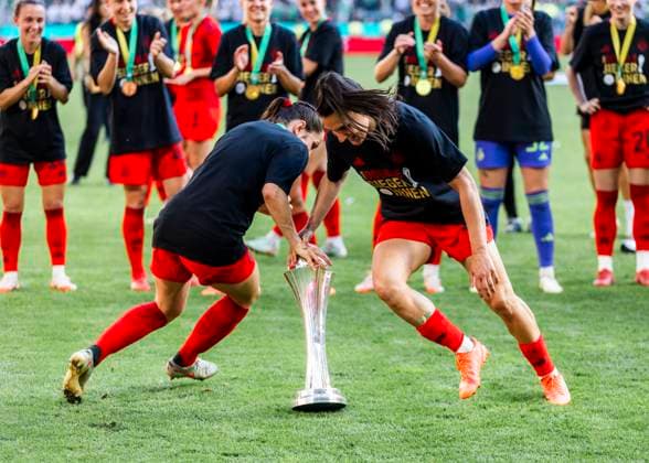 Köln, RheinEnergieStadion, 01.05.2025: Jovana Damnjanovic of Muenchen (R) celebrate the win of the cup during DFB cup final FC Bayern Muenchen v. Werder Bremen.