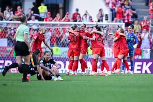 01.05.2025, Fussball, DFB Pokalfinale der Frauen, Saison 2024 2025, FC Bayern München - SV Werder Bremen, Schlussemotionen, FC Bayern München ist DFB-Pokalsieger, xRHR-FOTO TKx Copyright: RHR-FOTOx RHR-FOTO TK