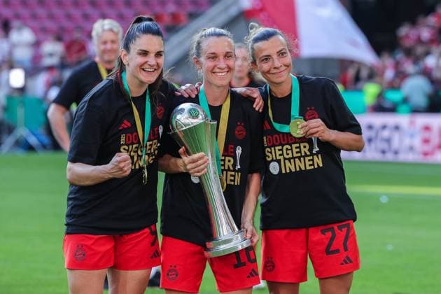 Fußball DFB Pokal Frauen Finale FC Bayern München - SV Werder Bremen am 01.05.2025 im RheinEnergieStadion in Köln Jovana DamnjanoviÄ‡ (München), links - Momoko Tanikawa (München), mitte - Arianna Caruso (München), rechts - mit dem Pokal DFB regulations prohibit any use of photographs as image sequences and or quasi-video.