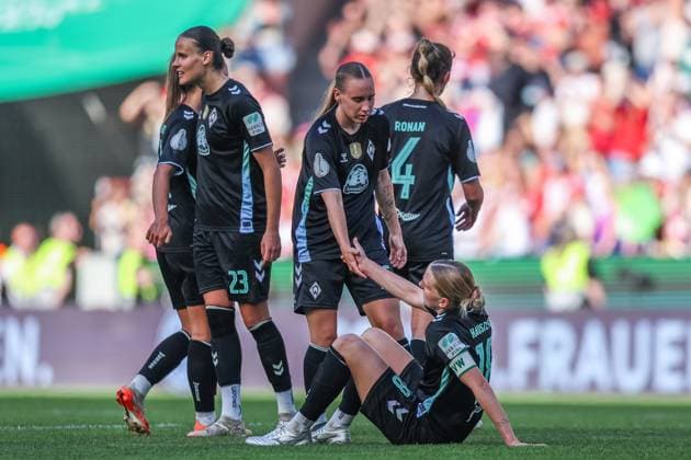 Fußball DFB Pokal Frauen Finale FC Bayern München - SV Werder Bremen am 01.05.2025 im RheinEnergieStadion in Köln Emöke Papai (Bremen), links - Lina Hausicke (Bremen), auf dem Boden - enttäuscht DFB regulations prohibit any use of photographs as image sequences and or quasi-video.