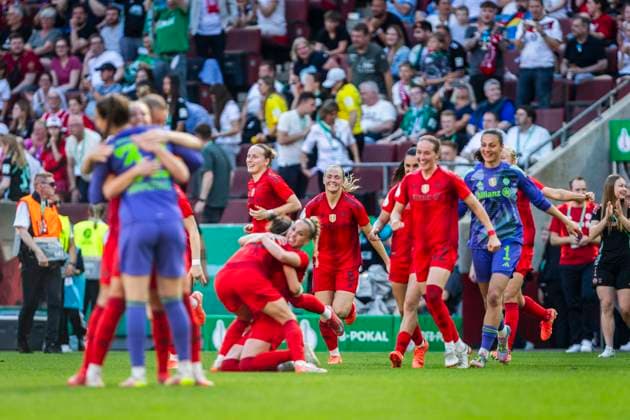 GER, DFB Pokalfinale, FC Bayern Muenchen vs Werder Bremen 01.05.2025, Rhein-Energie-Stadion, GER, DFB Pokalfinale, FC Bayern Muenchen vs Werder Bremen im Bild das Frauen-Team des FC Bayern gewinnt den DFB Pokal im Endspiel gegen die Frauen des SV Werder Bremen mit 4:2 und jubeln nach dem Schlusspfiff,