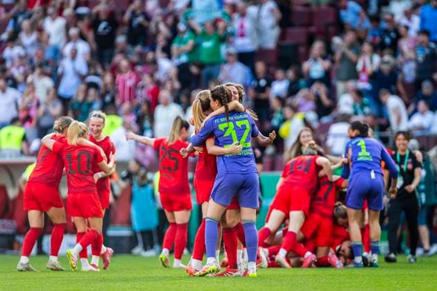 GER, DFB Pokalfinale, FC Bayern Muenchen vs Werder Bremen 01.05.2025, Rhein-Energie-Stadion, GER, DFB Pokalfinale, FC Bayern Muenchen vs Werder Bremen im Bild das Frauen-Team des FC Bayern gewinnt den DFB Pokal im Endspiel gegen die Frauen des SV Werder Bremen mit 4:2 und jubeln nach dem Schlusspfiff,