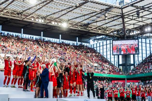 GER, DFB Pokalfinale, FC Bayern Muenchen vs Werder Bremen 01.05.2025, Rhein-Energie-Stadion, GER, DFB Pokalfinale, FC Bayern Muenchen vs Werder Bremen im Bild das Frauen-Team des FC Bayern gewinnt den DFB Pokal im Endspiel gegen die Frauen des SV Werder Bremen mit 4:2, Siegerehrung und Übergabe des DFB Pokals durch Frank-Walter Steinmeier (Bundespräsident),