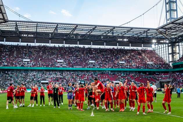 GER, DFB Pokalfinale, FC Bayern Muenchen vs Werder Bremen 01.05.2025, Rhein-Energie-Stadion, GER, DFB Pokalfinale, FC Bayern Muenchen vs Werder Bremen im Bild das Frauen-Team des FC Bayern gewinnt den DFB Pokal im Endspiel gegen die Frauen des SV Werder Bremen mit 4:2, Jubel vor der Kurve der mitgereisten Bayern-Fans,
