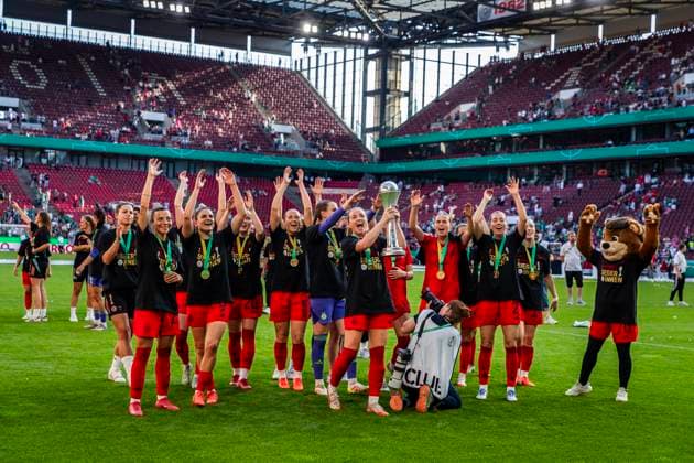 GER, DFB Pokalfinale, FC Bayern Muenchen vs Werder Bremen 01.05.2025, Rhein-Energie-Stadion, GER, DFB Pokalfinale, FC Bayern Muenchen vs Werder Bremen im Bild das Frauen-Team des FC Bayern gewinnt den DFB Pokal im Endspiel gegen die Frauen des SV Werder Bremen mit 4:2, Jubel vor der Kurve der mitgereisten Bayern-Fans,